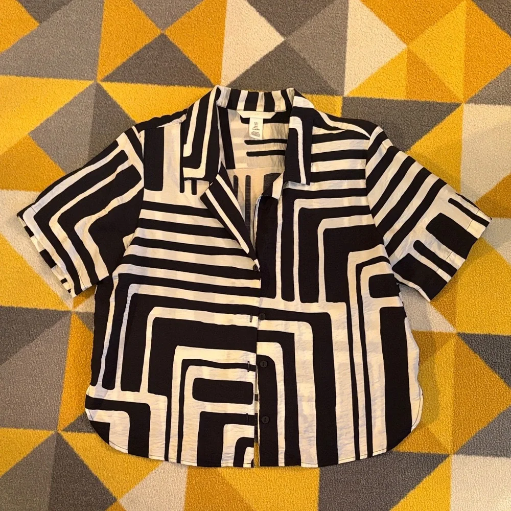 H&M Black and White Button Down Shirt - Picture 1 of 3